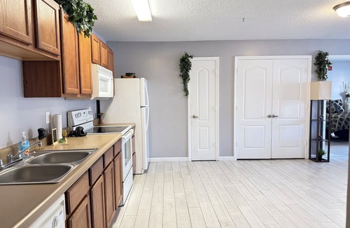 Tallahassee Condo | Cozy Condo 2x2 Spacious Suite in Tallahassee with fitness room, AC, WiFi & Pool