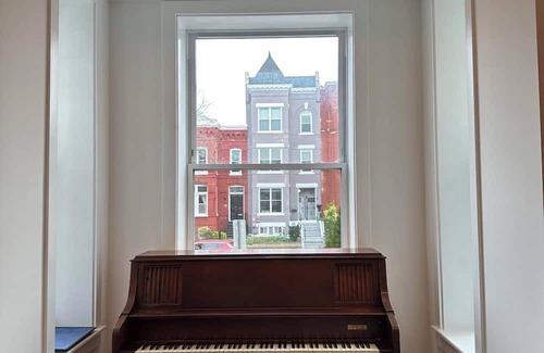NoMa House | 3-bedroom house in brilliant Washington with WiFi, AC. Close to two metro stops,