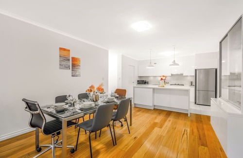 Waterloo Apartment | Charming 2-bedroom apartment in Redfern with Pool & Gym