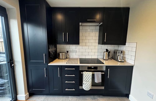 New Forest District Apartment | Charming New Forest property with a garden and countryside views in village hub