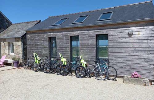 Plounevez-Lochrist Villa | Villa indoor pool 28° sea view