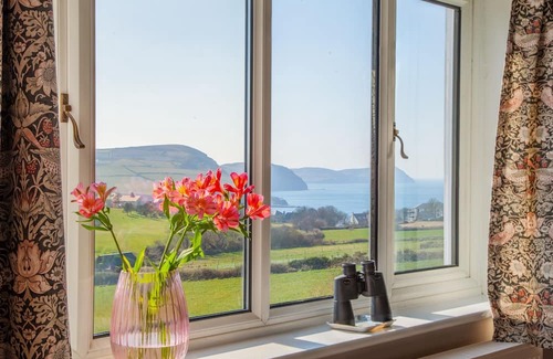 Port Erin Cottage | Craig Y Nos - a holiday cottage that sleeps 6 guests in 3 bedrooms