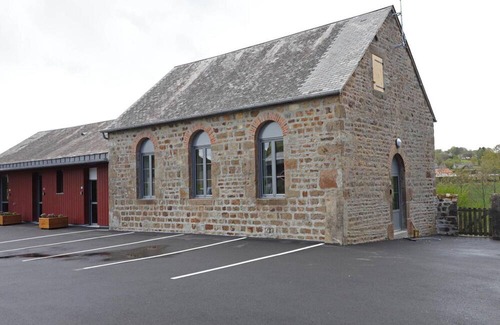 Lonlay-l'Abbaye Apartment | Accessible cottage for disabled, ideal for hikers and families