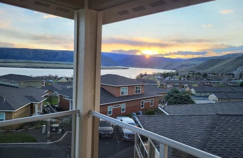 Quincy House | Gather By The River - Crescent Bar, Shuttle to Gorge