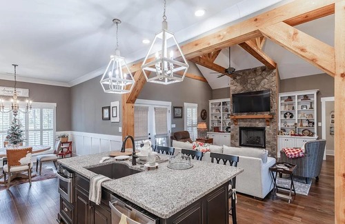 Athens House | Well-Appointed 4 Bedroom Home Near Charming Athen’s Square