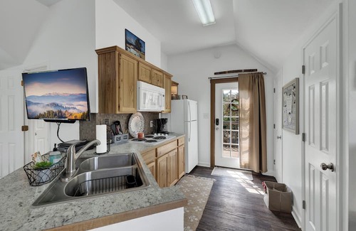 Fredericksburg House | Cactus Flower Treehouse-Pet Friendly-Hill Country Views!