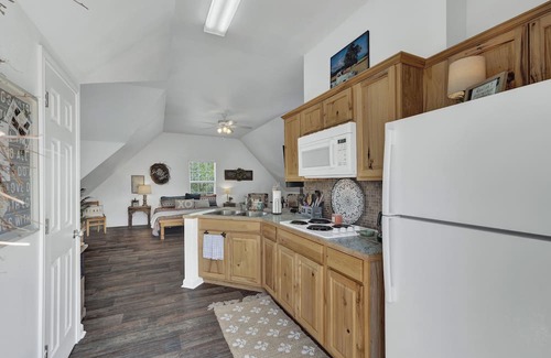 Fredericksburg House | Cactus Flower Treehouse-Pet Friendly-Hill Country Views!