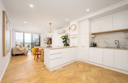 Preston Apartment | Spacious City Fringe Charm – Pool, Balcony & Park