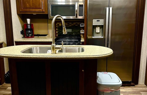 Pearlington House | Luzury 5th Wheel on the Ms Gulf Coast with access to all Campground amenities.
