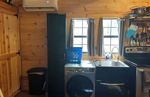 Viola Cabin | Cozy cabin with AC and WiFi in charming Anamosa