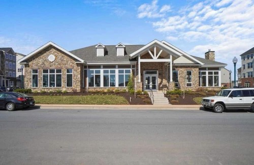 Frederick House | Modern Suite with Private Bath – Stylish & Comfy
