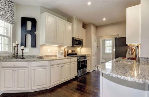 Frederick House | Modern Suite with Private Bath – Stylish & Comfy