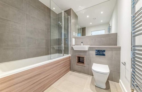 Gascoigne Apartment | Stunning Spacious Apartment in East London