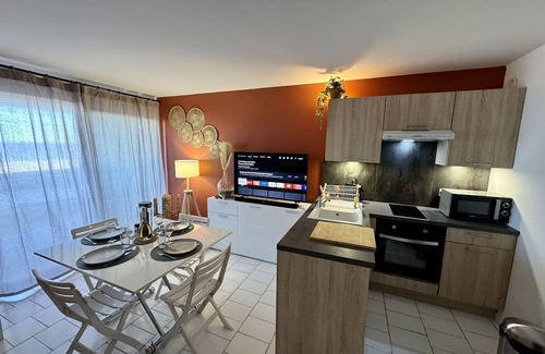 Canet-Plage Apartment | Tranquil 2 bedroom apartment in Canet-en-Roussillon WiFi, AC, sea view terrace