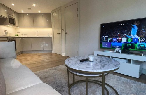 Leeds City Center Apartment | Corporate Suite | PS5 + 55" inch Smart TV