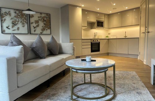 Leeds City Center Apartment | Corporate Suite | PS5 + 55" inch Smart TV