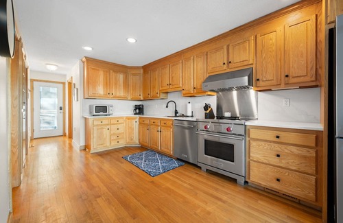 Salem House | Breathtaking lake views 15 mins from Mohegan Sun