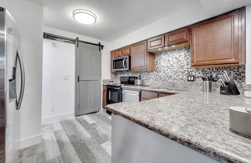 Florida Center North Apartment | Lake House at Universal Studios Pet Friendly