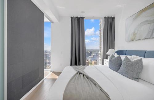 Downtown Toronto Apartment | Sunlit Corner Suite Top Location Free Parking