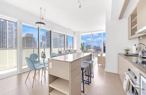 Downtown Toronto Apartment | Sunlit Corner Suite Top Location Free Parking
