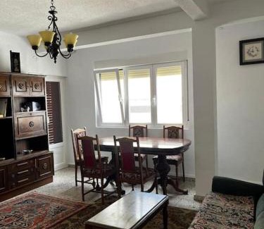 Piedrahita Apartment | Amplio, fresco y céntrico, con patio y balcón