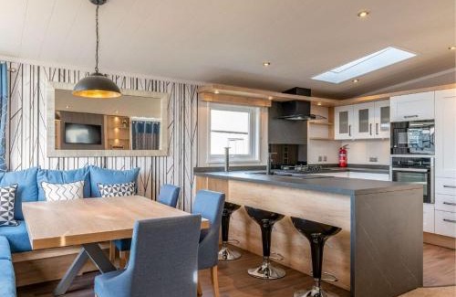 Wells-next-the-Sea Cabin | Pinewoods Saltmarsh Lodge no.1 sleeps 7 – no dogs