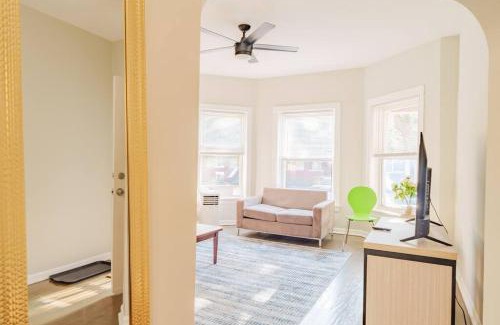 Woodlawn Apartment | Spacious 4BR Retreat in Vibrant Woodlawn Near UChi