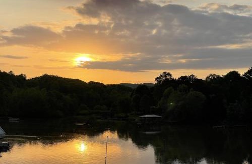 Sherrills Ford Resort | Tiny Lakeside Retreat