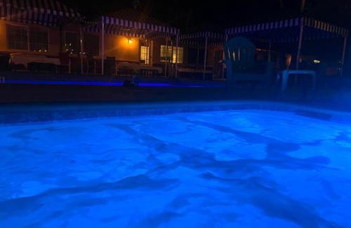 Warm Sands Hotel | EDR Hotel - Weekday Oasis & Weekend Party Destination