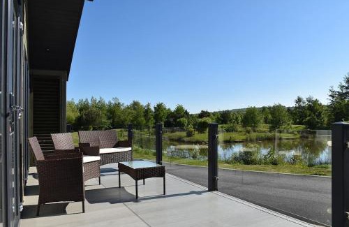 Holton Le Clay House | Luxury Lakeside Lodge 6