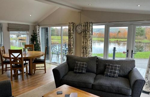 Holton Le Clay House | Luxury Lakeside Lodge 6