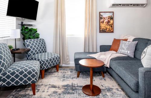 Johnson City House | Step Free Entrance-Wolfe Cottage at Wrenwood Ranch, King Bed