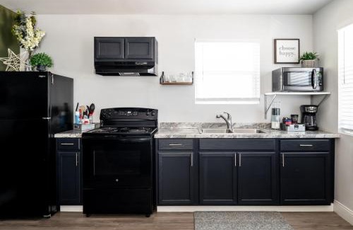 Johnson City House | Step Free Entrance-Wolfe Cottage at Wrenwood Ranch, King Bed