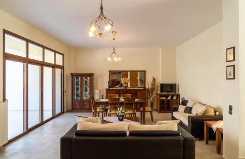 Akoumia House | House of Papadogiannis