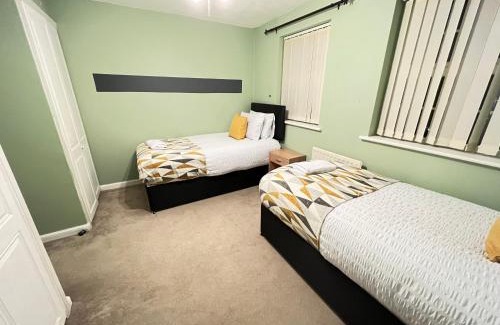 Sittingbourne Apartment | 4 Bed Town house with 7 beds and sleeps 8