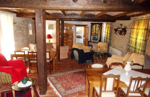 Saint-Alban-sous-Sampzon House | Maison de 7 chambres avec piscine partagee terrasse et wifi a Grospierres