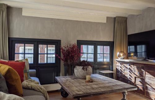 Burgwallen Nieuwe Zijde Bed & Breakfast | LaneStay DamSquare