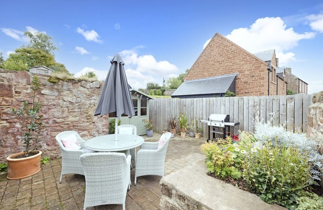 ALTIDO 2-bed Haywood Cottage w/garden