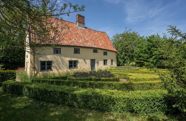 Norfolk's oldest house? Heritage property with free parking for 3+ cars