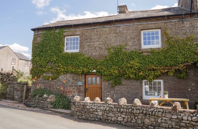 ROSE COTTAGE, pet friendly, character holiday cottage in Cumwhitton