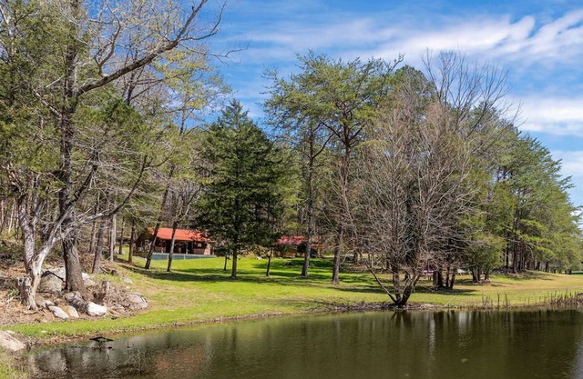 Secluded Lake Front Lodge In Cosby - Your Ultimate Hideaway