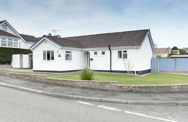 GWERSYLLT, pet friendly, country holiday cottage in Benllech