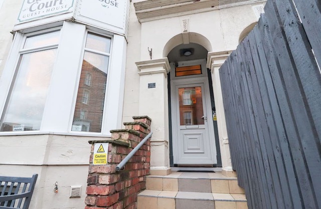 MARINE HOUSE, pet friendly, country holiday cottage in Southport