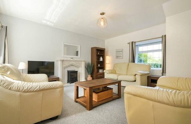 THE OLD SMITHY, pet friendly, country holiday cottage in Amble