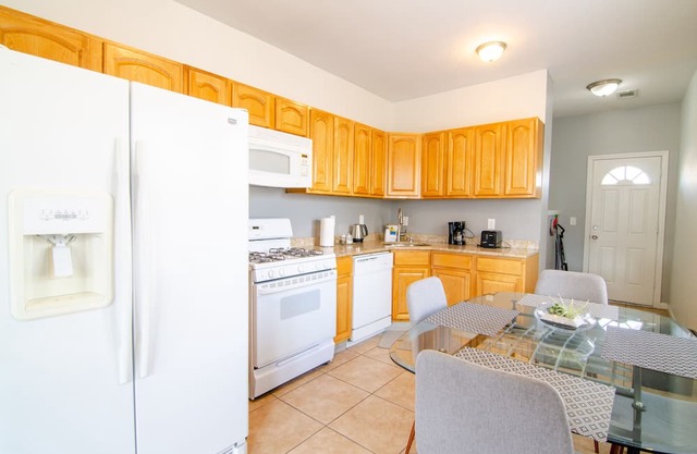 Spacious 4 bed 2.5 bath close to NYC FREE Parking!
