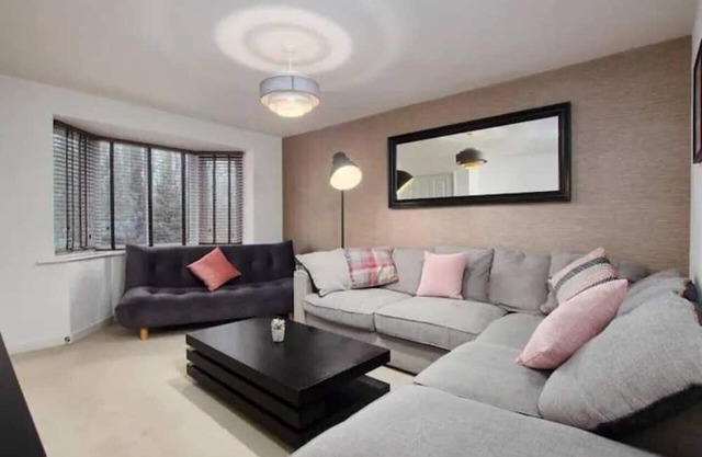 Lawnswood Place - Manchester Stylish 4 bedroom house with garden and parking