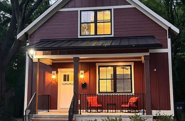 The Uptown Cottage.1 mile to uptown!