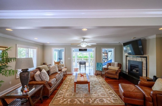 Private Dock w/ Hot Tub + King suite {Tiki Time}