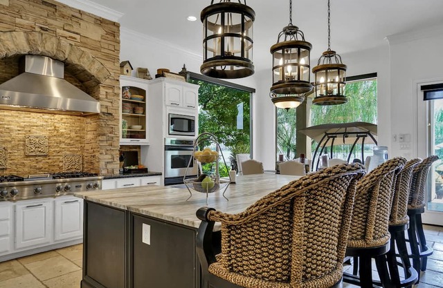 Houston Tranquil Lakefront living & Tropical Pool