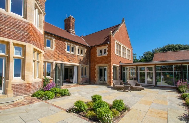 Latimer House - Seven Bedroom House, Sleeps 16
